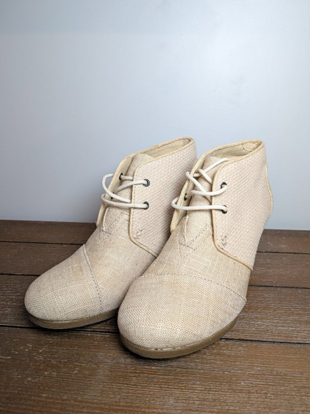 TOMS Women's Size 8 Desert Wedge Booties in natural metallic linen